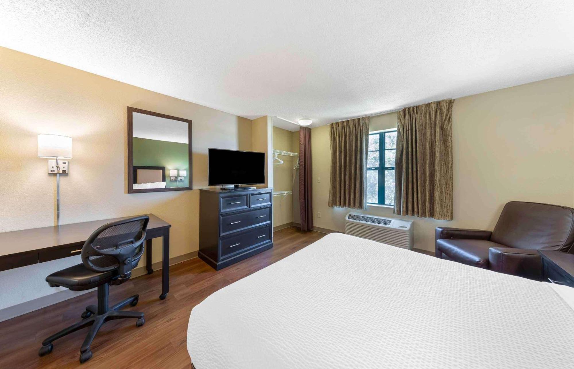Extended Stay America Select Suites Tampa Airport Memorial Hwy West Chase Екстериор снимка