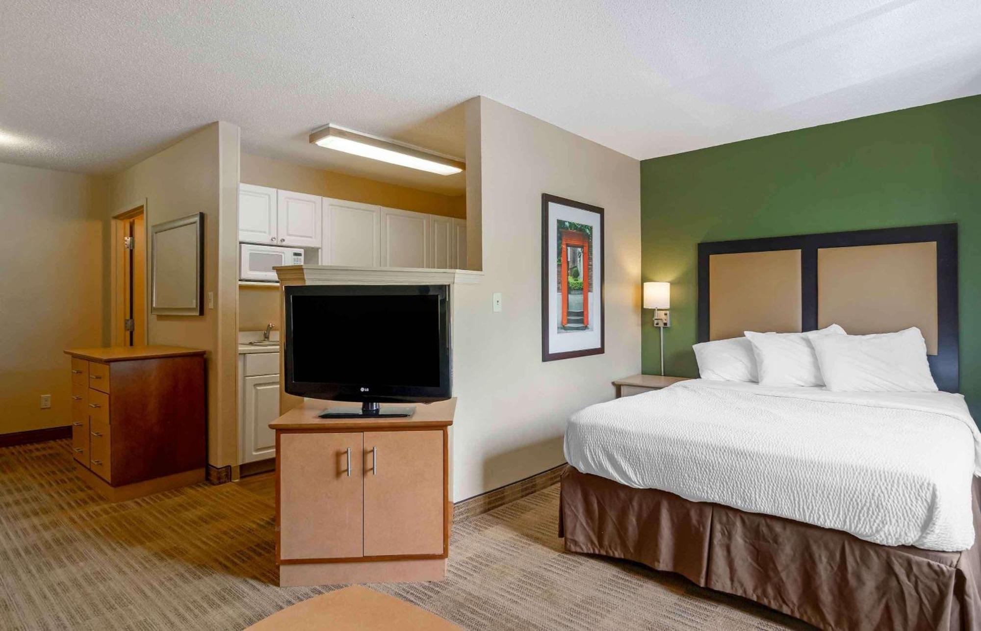 Extended Stay America Select Suites Tampa Airport Memorial Hwy West Chase Екстериор снимка