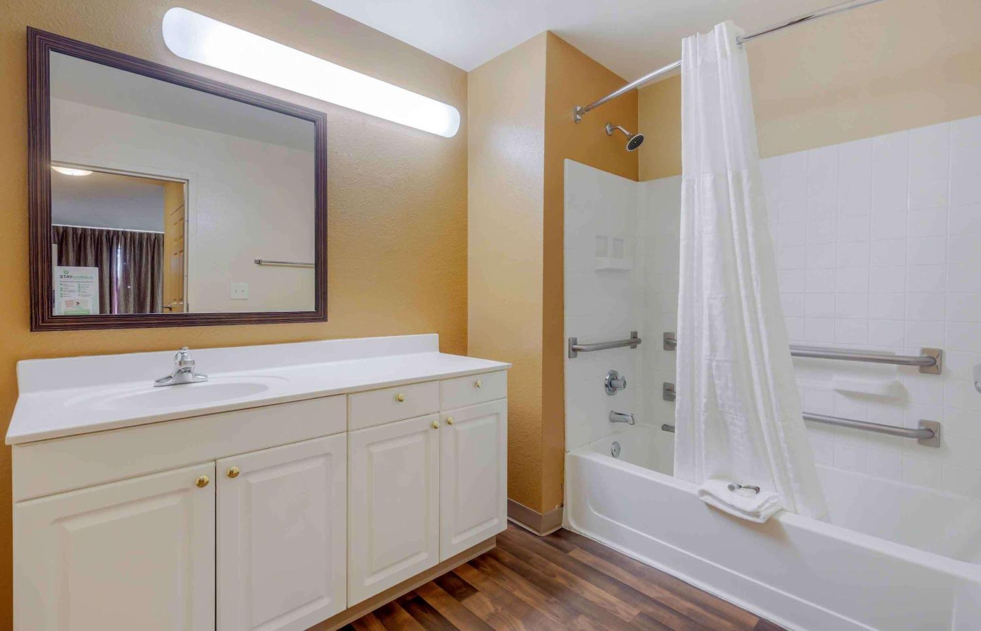 Extended Stay America Select Suites Tampa Airport Memorial Hwy West Chase Екстериор снимка