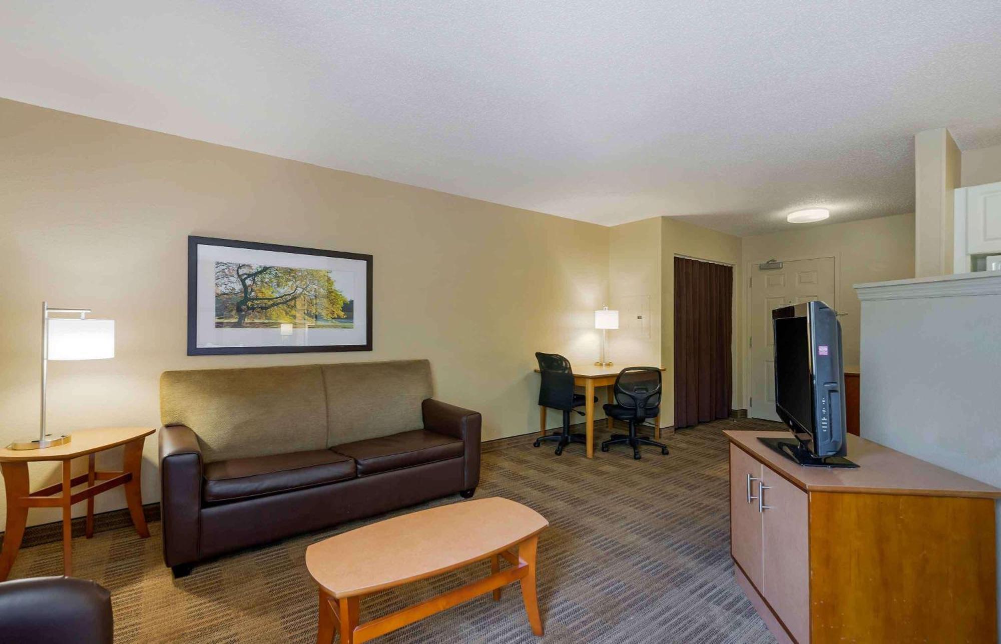 Extended Stay America Select Suites Tampa Airport Memorial Hwy West Chase Екстериор снимка