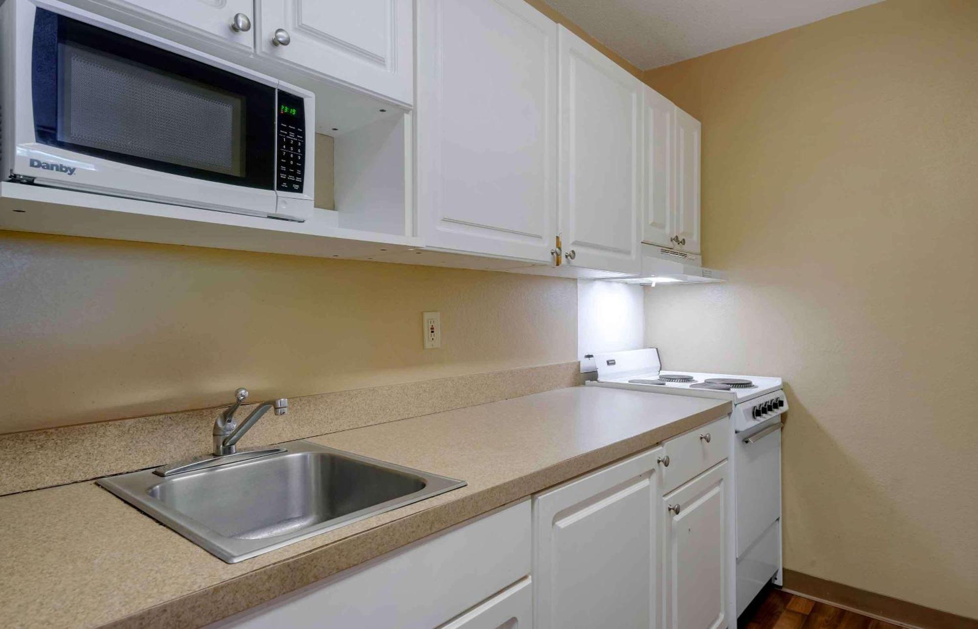 Extended Stay America Select Suites Tampa Airport Memorial Hwy West Chase Екстериор снимка